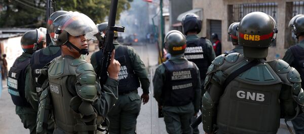 Guarda Nacional acompanham protesto em Caracas - Sputnik Brasil