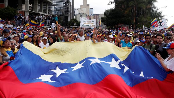 Militantes da oposição durante manifestação contra o presidente venezuelano, Nicolás Maduro, em Caracas, Venezuela - Sputnik Brasil