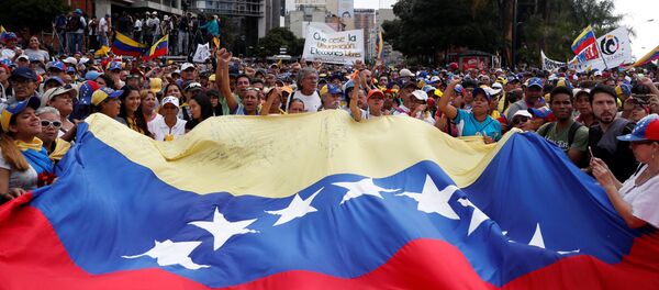 Militantes da oposição durante manifestação contra o presidente venezuelano, Nicolás Maduro, em Caracas, Venezuela - Sputnik Brasil