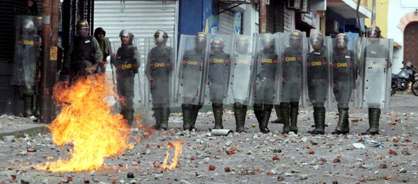 Forças de segurança da Venezuela encaram confronto com partidários da oposição que participam de uma manifestação contra o governo do presidente venezuelano Nicolás Maduro, 23 de janeiro de 2019 - Sputnik Brasil