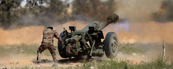 Obuseiro D-30 usado por um militar do Exército sírio  - Sputnik Brasil