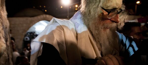 Rabino Eliezer Berland parte depois de rezar na tumba de Joseph na cidade de Nablus, na Cisjordânia, 30 de maio de 2011 - Sputnik Brasil
