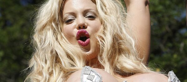 Sabrina Sabrok dança durante a Parada Gay em Madrid, 1º de julho de 2006 - Sputnik Brasil