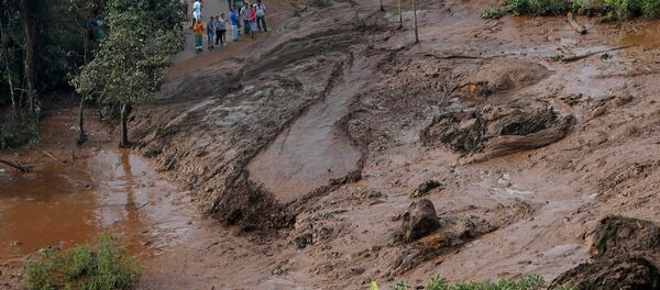 Consecuencias de la ruptura de la represa minera en Brasil - Sputnik Brasil