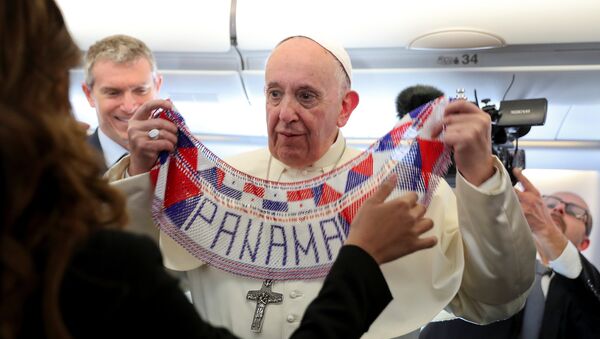 El Papa Francisco a bordo del avión a camino de Panamá - Sputnik Brasil