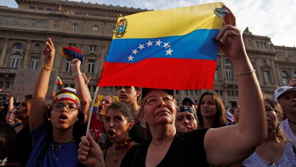 Pessoas se reúnem em apoio ao líder da oposição da Venezuela, Juan Guaidó, na Praça do Vaticano, em Buenos Aires, Argentina, 23 de janeiro de 2019 - Sputnik Brasil