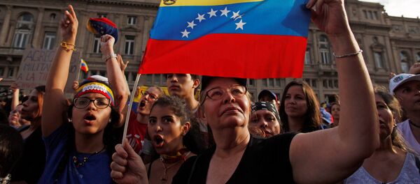 Pessoas se reúnem em apoio ao líder da oposição da Venezuela, Juan Guaidó, na Praça do Vaticano, em Buenos Aires, Argentina, 23 de janeiro de 2019 - Sputnik Brasil