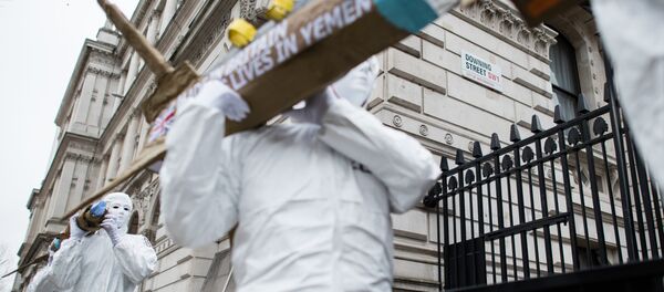 Ativistas da Anistia Internacional carregam modelos de mísseis no centro de Londres para denunciar a exportação de armas do Reino Unido para a Arábia Saudita, 18 de março de 2016 - Sputnik Brasil