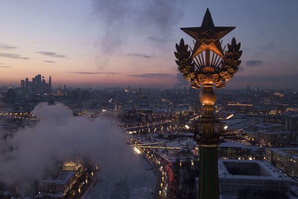 Estrela no telhado de um prédio em Moscou, na Rússia - Sputnik Brasil