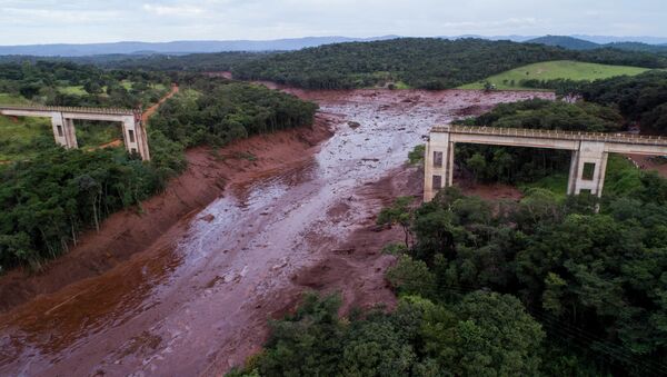 Vista aérea mostra ponte desmoronada causada por inundações provocadas pelo colapso de uma barragem perto de Brumadinho, Brasil, 25 de janeiro de 2019 - Sputnik Brasil