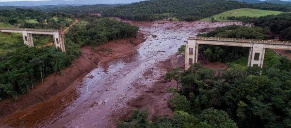 Vista aérea mostra ponte desmoronada causada por inundações provocadas pelo colapso de uma barragem perto de Brumadinho, Brasil, 25 de janeiro de 2019 - Sputnik Brasil