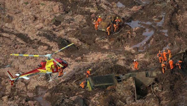Equipe de resgate trabalha em uma barragem de rejeitos de propriedade da mineradora brasileira Vale SA que estourou em Brumadinho (MG). - Sputnik Brasil