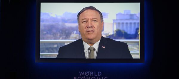 Secretário de Estado dos EUA, Mike Pompeo, durante transmissão de seu discurso no Fórum Econômico Mundial, em Davos, Suíça, em 22 de janeiro de 2019. - Sputnik Brasil
