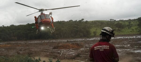 Helicóptero pousa em um local para resgatar um corpo que foi encontrado na lama depois do rompimento de uma barragem perto do município de Brumadinho, Brasil, 26 de janeiro de 2019 - Sputnik Brasil