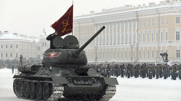 Tanque T-34-85 durante o desfile em homenagem ao 75º aniversário do fim do Cerco a Leningrado na Praça do Palácio em São Petersburgo - Sputnik Brasil