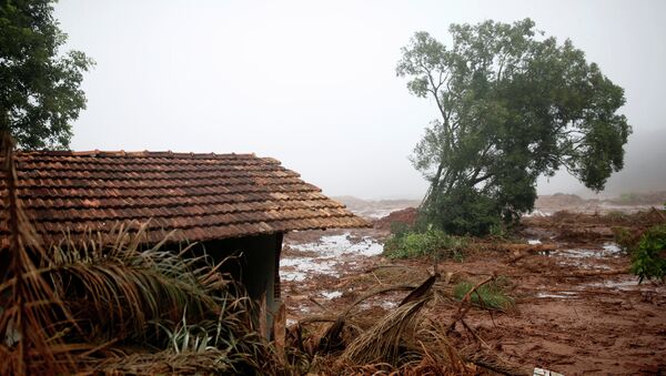 Casa destruída é vista depois que uma barragem de rejeitos da mineradora brasileira Vale SA explodiu em Brumadinho. - Sputnik Brasil