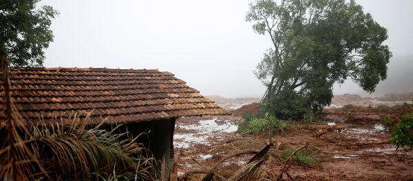 Casa destruída é vista depois que uma barragem de rejeitos da mineradora brasileira Vale SA explodiu em Brumadinho. - Sputnik Brasil