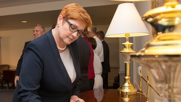 A então ministra da Defesa da Austrália, Marise Payne, em visita ao Pentágono, em Washington, nos EUA, em setembro de 2017. - Sputnik Brasil