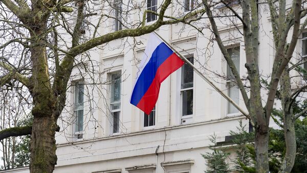 A bandeira russa tremula em frente à embaixada da Rússia em Londres, no Reino Unido. - Sputnik Brasil
