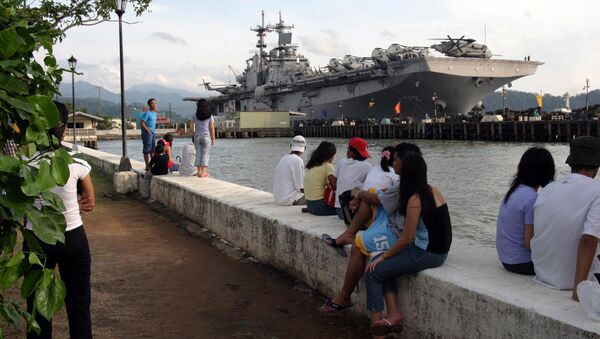 Pessoas perto do navio anfíbio norte-americano USS Essex, Subic Bay, Filipinas - Sputnik Brasil