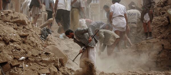 Moradores procuram por sobreviventes sob escombros de casas destruídas em ataques aéreos liderados pela Arábia Saudita no Iêmen em 12 de junho de 2015 - Sputnik Brasil