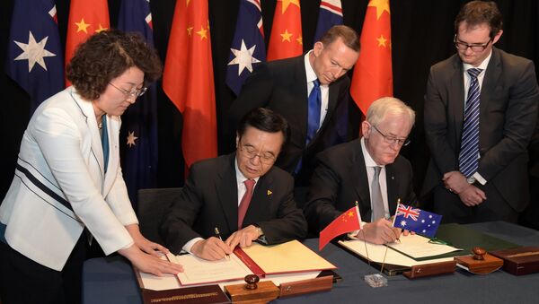 Premiê australiano, Tony Abbott, observa o ministro do Comércio chinês, Gao Hucheng, durante assinatura do tratado de livre-comércio - Sputnik Brasil