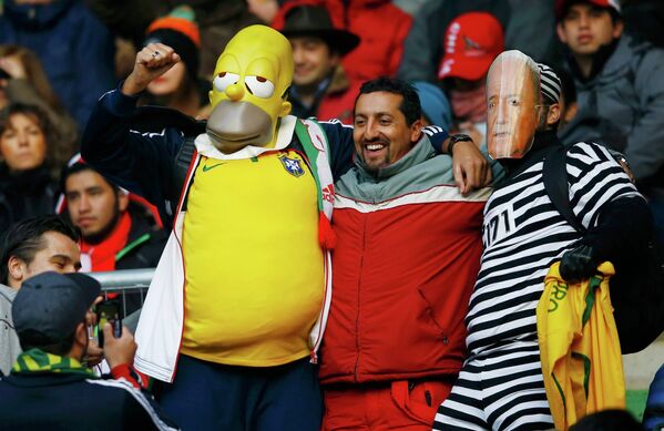 Torcedores brasileiros vestem máscara de Homer Simpson e do presidente da FIFA Joseph Blatter durante o jogo com o Peru em 14 de junho - Sputnik Brasil