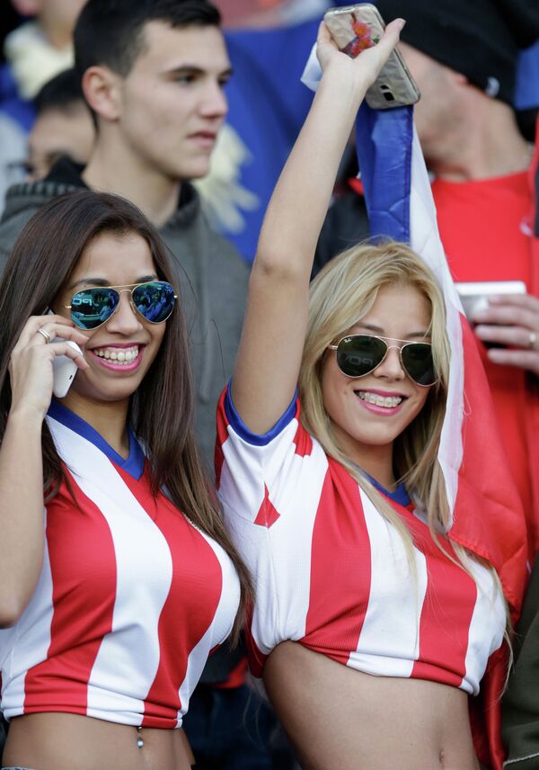 Torcedoras do Paraguai antes do encontro Argentina-Paraguai no estádio La Portada no Chile em 13 de junho - Sputnik Brasil