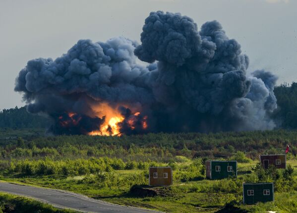 Uma explosão durante o show militar do fórum internacional Army 2015 - Sputnik Brasil