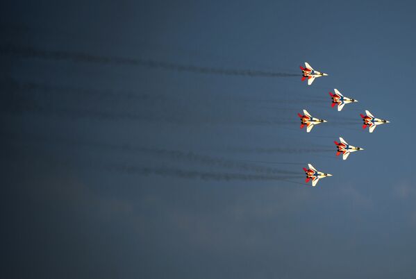 Aviões MiG-29 durante o show aéreo no Army 2015 - Sputnik Brasil