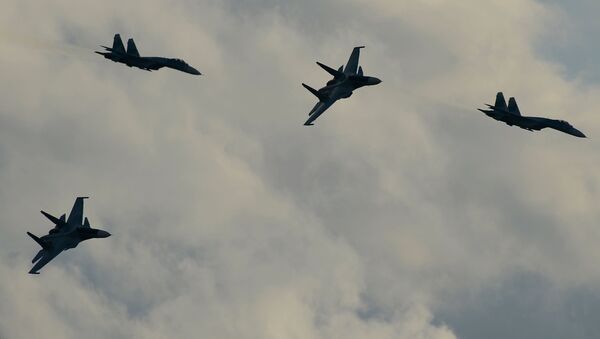 Caças Su-35S e Su-35SM durante a parte aérea do show militar do fórum Army 2015 - Sputnik Brasil