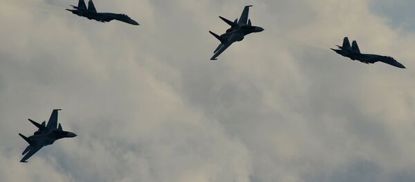 Caças Su-35S e Su-35SM durante a parte aérea do show militar do fórum Army 2015 - Sputnik Brasil