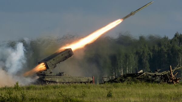 Um míssil é lançado durante o show militar que fez parte do Fórum Internacional Técnico-Militar Army 2015 na cidade de Kubinka em Moscou - Sputnik Brasil