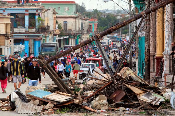 Cubanos caminham pelas ruas de Havana observando destroços de prédios depois do tornado na capital de Cuba - Sputnik Brasil