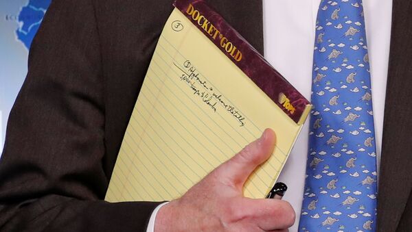 Assessor de Segurança Nacional dos EUA, John Bolton, segura um bloco de anotações escrito 5.000 soldados para a Colômbia, durante uma coletiva de imprensa na Casa Branca em Washington, EUA, 28 de janeiro de 2019 - Sputnik Brasil