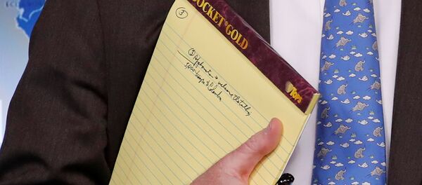 Assessor de Segurança Nacional dos EUA, John Bolton, segura um bloco de anotações escrito 5.000 soldados para a Colômbia, durante uma coletiva de imprensa na Casa Branca em Washington, EUA, 28 de janeiro de 2019 - Sputnik Brasil