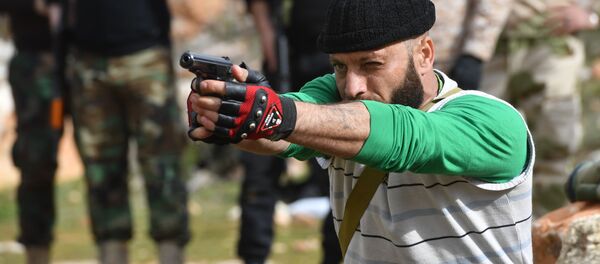 Preparação de militares sírios ministrada por especialistas militares da Rússia em campo de treinamento na Síria - Sputnik Brasil