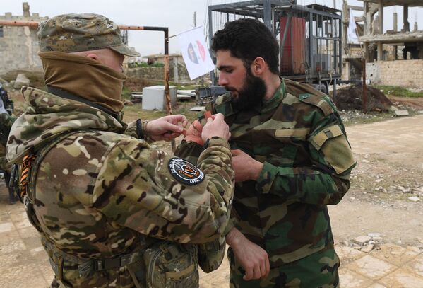 Especialista militar russo junto com um soldado sírio durante a aula de medicina tática em campo de treinamento na Síria - Sputnik Brasil