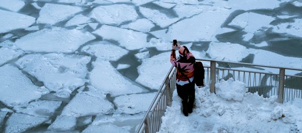 Garota tira foto do rio Chicago tomado pelo vórtice polar que atingiu a maioria dos estados norte-americanos ocidentais e centrais Garota tira foto do rio Chicago tomado pelo vórtice polar que atingiu a maioria dos estados norte-americanos ocidentais e centrais - Sputnik Brasil