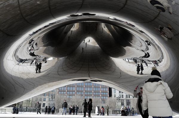Pessoas se refletem na escultura Cloud Gate no Chicago Millennium Park - Sputnik Brasil