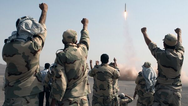 Militares iranianos celebram o lançamento de um míssil durante manobras - Sputnik Brasil