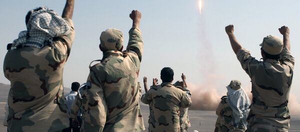 Militares iranianos celebram o lançamento de um míssil durante manobras - Sputnik Brasil