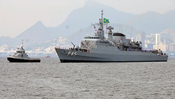 Fragata “União” rebocada para o local de atracação - Sputnik Brasil