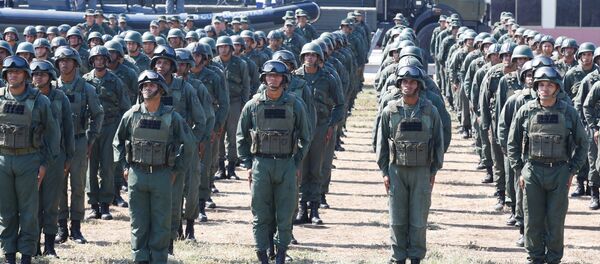Soldados venezuelanos participam de exercício militar em Puerto Cabello, Venezuela, 27 de janeiro de 2019 Soldados venezuelanos participam de exercício militar em Puerto Cabello, Venezuela, 27 de janeiro de 2019 - Sputnik Brasil