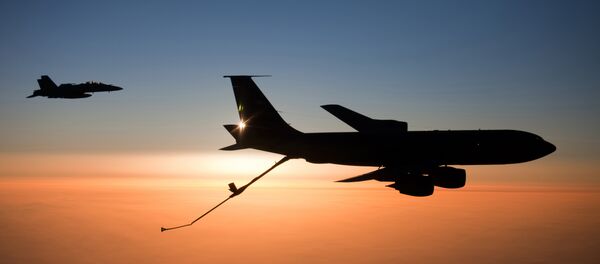 F/A-18F Super Hornet e KC-135 Stratotanker da Força Aérea dos EUA - Sputnik Brasil