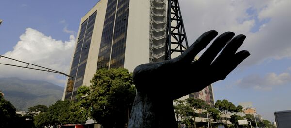 Escultura de uma mão segurando uma bomba de óleo atrás da sede da empresa venezuelana PDVSA em Caracas - Sputnik Brasil