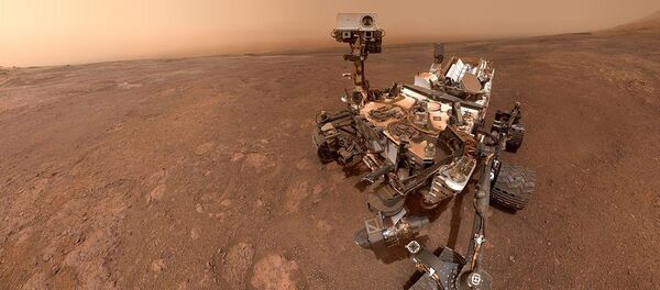 Selfie tirada pela sonda Curiosity da NASA em Rock Hall, em Marte - Sputnik Brasil
