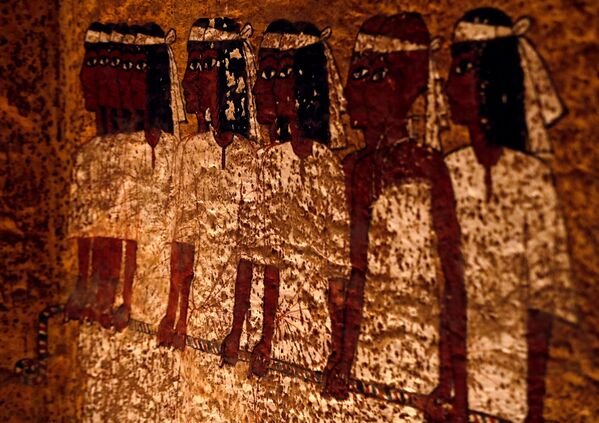 Pinturas típicas da antiga era egípcia nas paredes da tumba do faraó Tutancâmon que reinou no Antigo Egito entre 1336 e 1327 a.C. - Sputnik Brasil