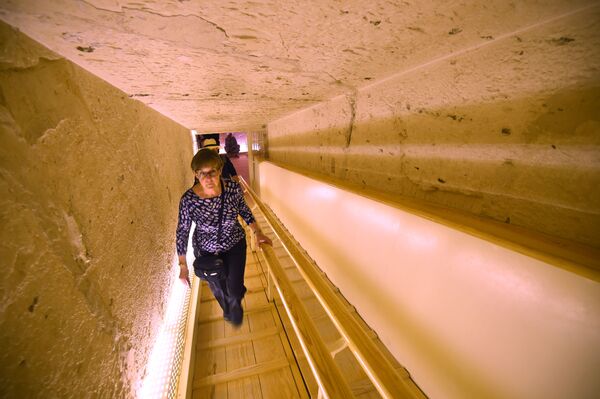 Uma visitante sobe as escalas no túnel da tumba restaurada do faraó Tutancâmon em Luxor - Sputnik Brasil