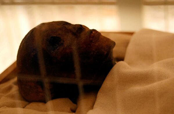 A múmia do Faraó Menino exibida na tumba em Luxor, onde especialistas mantêm as condições especiais para preservá-la - Sputnik Brasil